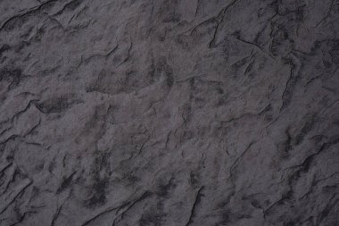 Karmaşık dokular ve gölgelerle kapkara, buruşuk bir yüzeye yakından bak..