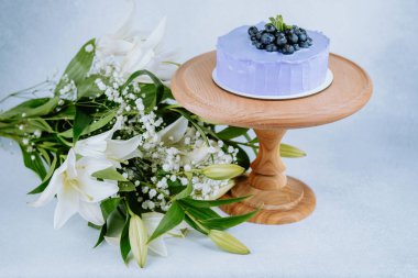 Bahar etkinliği için bebek nefesli üç pastel tavşan.