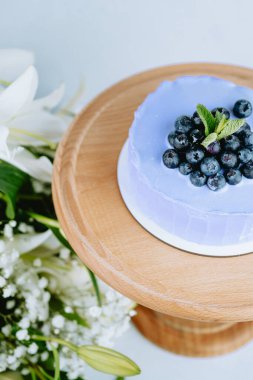 Bahar etkinliği için bebek nefesli üç pastel tavşan.