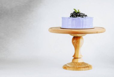 Bahar etkinliği için bebek nefesli üç pastel tavşan.