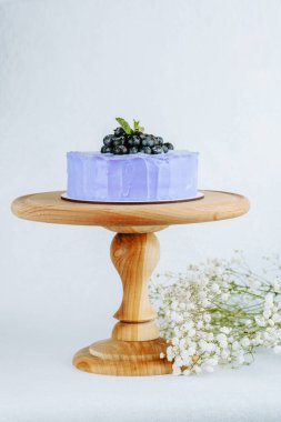 Bahar etkinliği için bebek nefesli üç pastel tavşan.