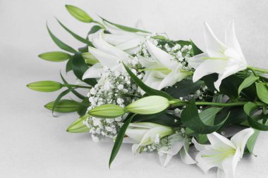 Bahar etkinliği için bebek nefesli üç pastel tavşan.