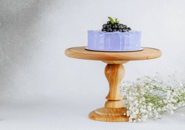 Bahar etkinliği için bebek nefesli üç pastel tavşan.