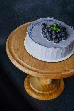 Bahar etkinliği için bebek nefesli üç pastel tavşan.