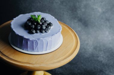 Bahar etkinliği için bebek nefesli üç pastel tavşan.