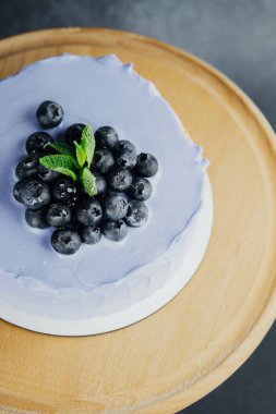 Bahar etkinliği için bebek nefesli üç pastel tavşan.