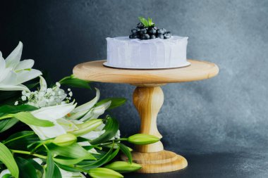 Bahar etkinliği için bebek nefesli üç pastel tavşan.