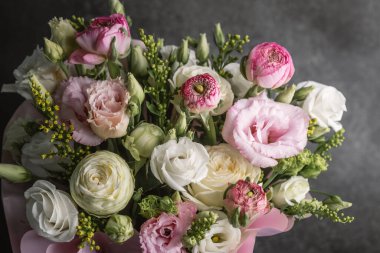 Bahar etkinliği için bebek nefesli üç pastel tavşan.