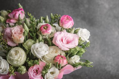 Bahar etkinliği için bebek nefesli üç pastel tavşan.