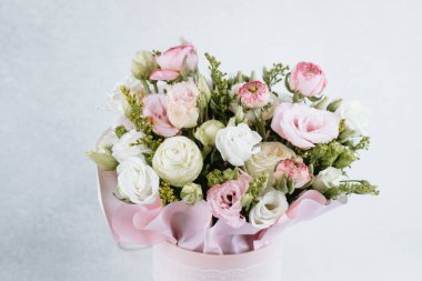 Gül ve şakayık desenli yeni hazırlanmış buket çiçek güzelliğini kutluyor..