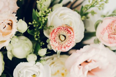 Yeşil yapraklı taze çiçeklerin rengarenk çeşitleri çok güzel dizilmiş..