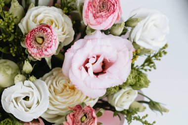 Yumuşak pastel gölgelerdeki narin çiçekler sergilenecek canlı bir buket oluşturur.