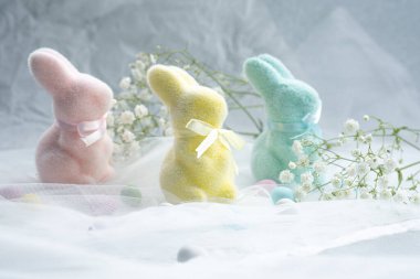 Bahar etkinliği için bebek nefesli üç pastel tavşan.