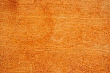 Pürüzsüz ahşap yüzey sıcak renkler ve detaylı tahıl dokularını güzel bir şekilde gösterir..