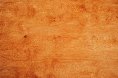 Ahşap doku, iyi ışıklandırma koşullarında sıcak tonlar ve benzersiz desenler gösterir..