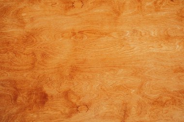 Yüzeyde sıcak renklere ve pürüzsüz dokulara sahip çarpıcı bir ahşap tahıl bulunuyor..