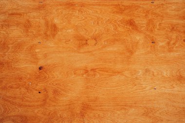 Tahta aydınlatılmış, karmaşık tahıl ve sıcak doku desenleri vurgulanmış..