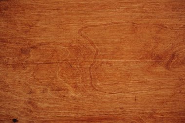 Tahta bir yüzeye yakın çekim zengin tahıl desenlerini ve sıcak, davetkar renkleri ortaya çıkarır..