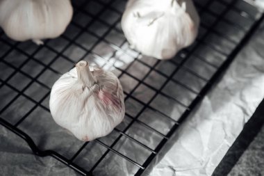 Kavrulmuş sarımsak soğusun diye tel askıya konur..