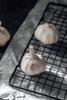 Taze sarımsak kafalar hasat edildikten sonra soğutma rafına konur..