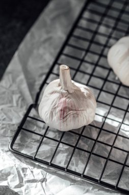 Sarımsak ampulü mutfakta kızardıktan sonra soğutma kablosuna yerleştirilmiş..