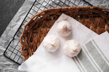 Taze sarımsak soğanları pamuğa sarılmış bir sepetin içinde..