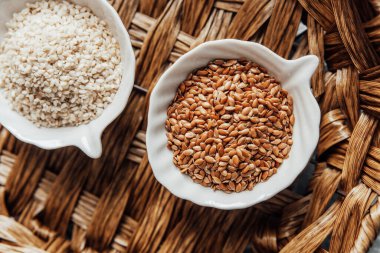 Örülmüş bir tepside kaselerde sergilenen farklı tohum türleri