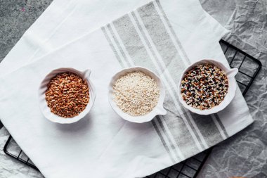 Yemek hazırlıkları sırasında mutfak havlusunda küçük kaselerde sergilenen farklı tohumlar.