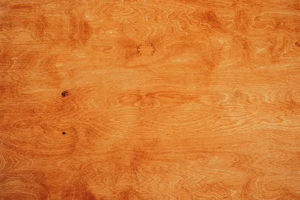 Ahşap doku, iyi ışıklandırma koşullarında sıcak tonlar ve benzersiz desenler gösterir..