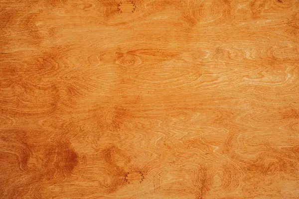 Yüzeyde sıcak renklere ve pürüzsüz dokulara sahip çarpıcı bir ahşap tahıl bulunuyor..