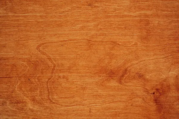 Pürüzsüz ahşap bir yüzeyin yakın çekim görüntüsü karmaşık tahıl desenlerini vurgular.