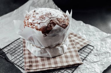  Geleneksel paskalya pastası, üzerinde toz şeker ve kırsal kumaş. Festival dekorasyonu ve tasarımı için tatil fırını fotoğrafı