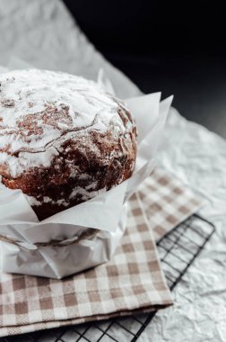  Geleneksel paskalya pastası, üzerinde toz şeker ve kırsal kumaş. Festival dekorasyonu ve tasarımı için tatil fırını fotoğrafı