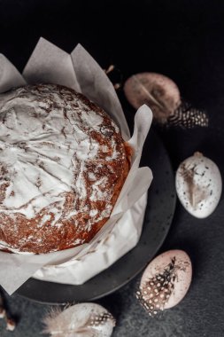 Paskalya pastası ve boyalı yumurtalarla dolu. Doğal deco ile kırsal bahar tatili sofrası