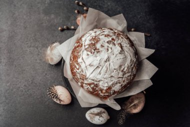 Süslü yumurta ve kırsal kompozisyonda Paskalya pastası. Karanlık arka planda bahar tatili yemek tasarımı
