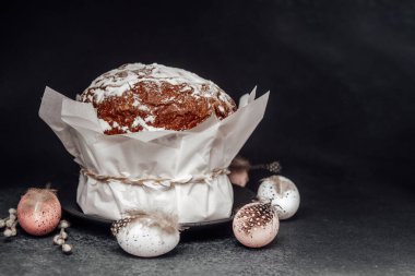 Paskalya pastası ve boyalı yumurtalarla dolu. Doğal deco ile kırsal bahar tatili sofrası