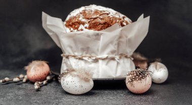 Süslü yumurta ve kırsal kompozisyonda Paskalya pastası. Karanlık arka planda bahar tatili yemek tasarımı