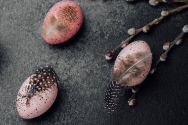 Tüylü benekli Paskalya yumurtaları ve arka planda söğüt dalları. Şenlikli bahar durgun hayat, düzlük