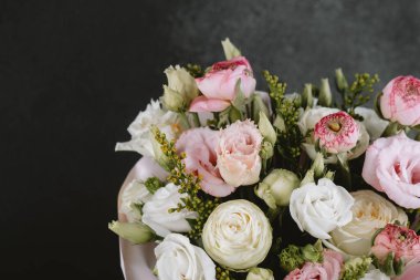 Pastel tonları ve yemyeşil çiçekleri olan bir buketteki narin çiçekler güzellik yaratır..