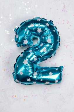 Gümüş yıldızlı iki numaralı parlak mavi balon. Kutlamalar için ideal..