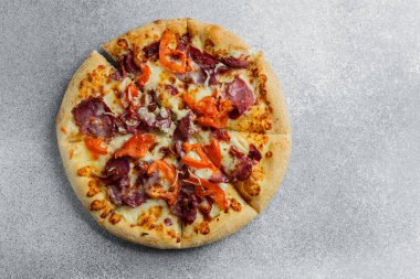 Biberli, sebzeli ve peynirli taze pişmiş pizza..