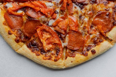 Biberli ve sebzeli yeni pişmiş bir pizza aç lokantaları bekliyor..