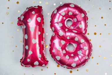 Kalpli parlak pembe balonlar 18. yaş günü partisini simgeliyor..