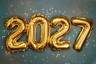Altın balonlar 2027 yılını ışıl ışıl konfetilerle kutluyor..