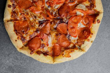 Biberli, domatesli ve biberli lezzetli bir pizza..