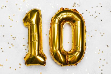Parlak altın balon parlayan yıldızlarla çevrili on numarayı oluşturuyor..