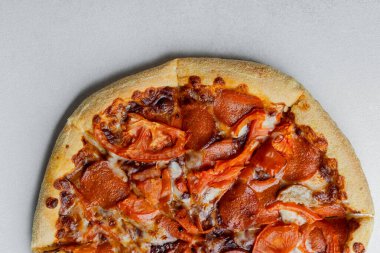 Altın hamurlu, erimiş peynirli, biberli ve taze domatesli lezzetli pizza..