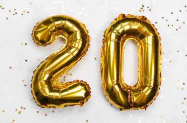 Dağılmış yıldızlar arasında yirmi numara şeklinde iki büyük altın balon parıldıyor..