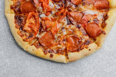 Taze pişmiş pepperonili pizza. Taş bir yüzey üzerinde. Evde eğlenmeye hazır..