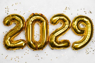 Altın balonlar 2029 yılını ışıl ışıl yıldızlarla gösteriyorlar..